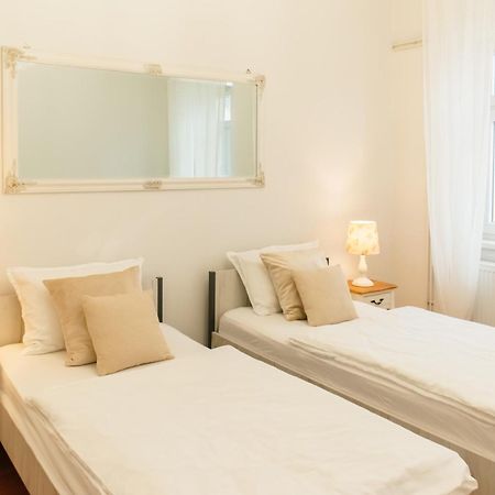 Goodlife Holiday House - Family & Friends โปเชกา ภายนอก รูปภาพ