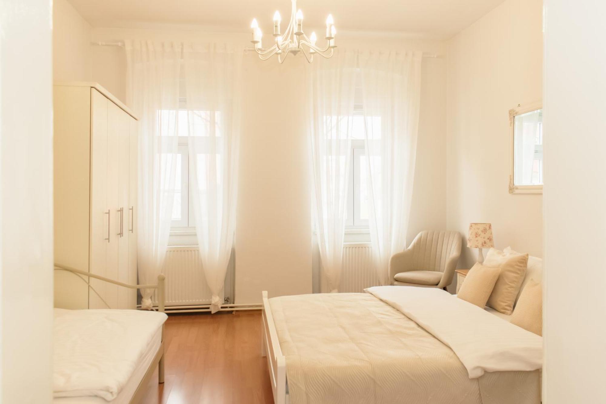 Goodlife Holiday House - Family & Friends โปเชกา ภายนอก รูปภาพ